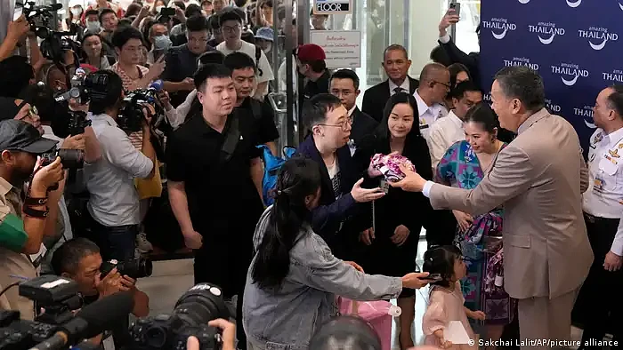 泰国免签第一天：中国游客受到泰国总理亲自迎接（组图） - 4
