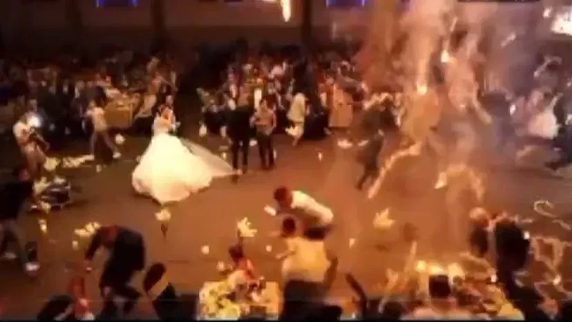 113死150伤！伊拉克婚礼“火球从天降”，新郎新娘同丧命（视频/组图） - 1