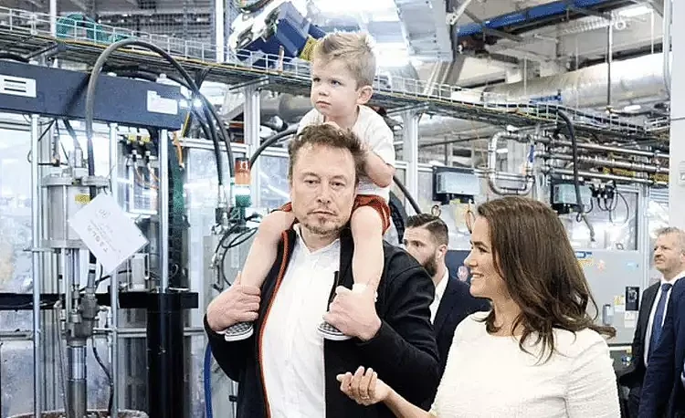 马斯克带匈牙利女总统参观工厂，X娃扛肩头，“生娃是拯救世界”（视频/组图） - 1