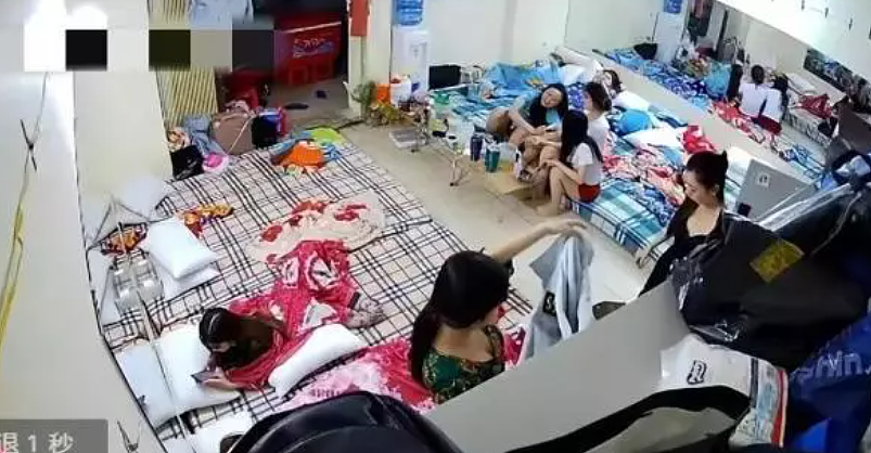 金钱的诱惑？曝光缅北女性电信诈骗团伙寝室视频，一女孩被开火车（组图） - 1