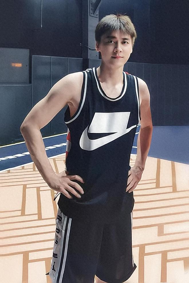 李易峰打篮球被偶遇，消瘦太多黑眼圈加重，手腕全是伤惹猜测（组图） - 2