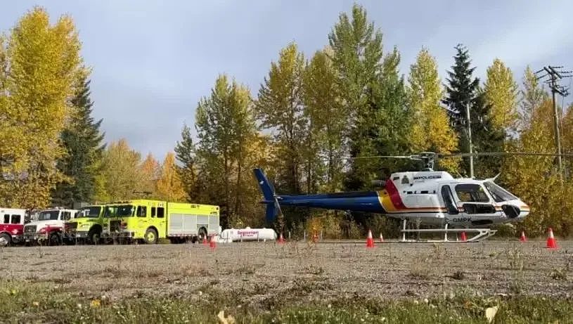 突发2死4伤！直升机在滑雪度假村坠毁，现场惨烈，6辆救护车出动（组图） - 5