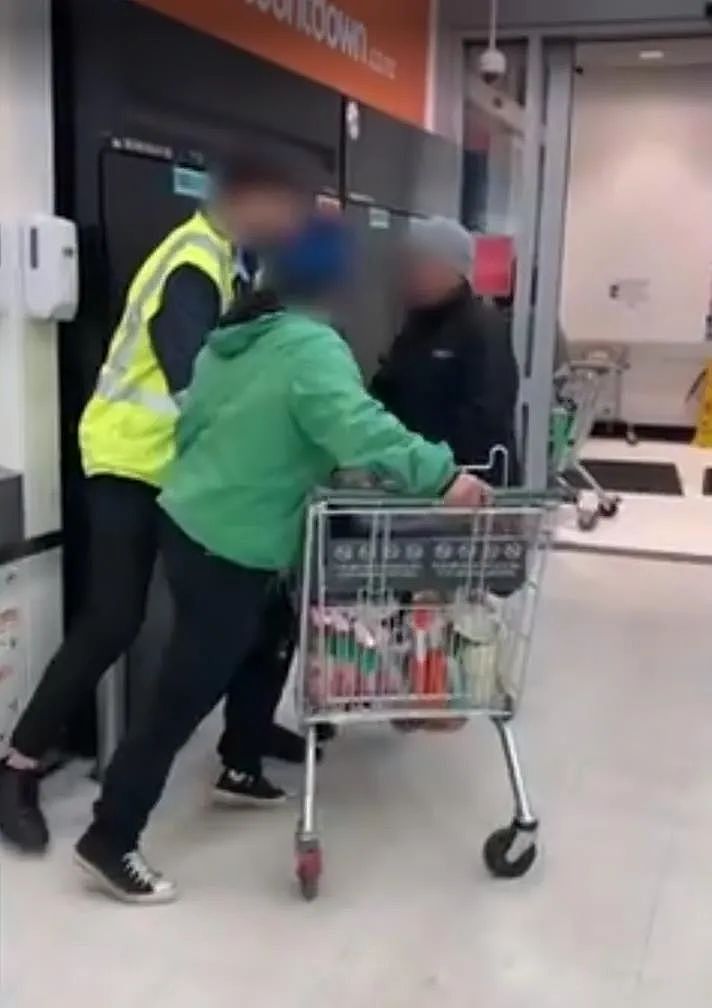 新西兰超市“零元购”新视频曝光！保安负责，反被众人劝阻（组图） - 3