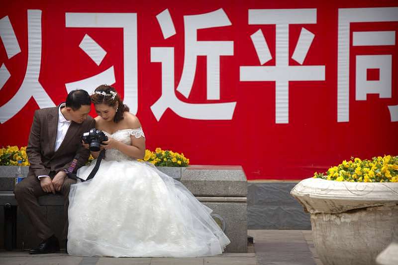 中国婚姻登记大幅减少，竟不到十年前的三分之二（图） - 1