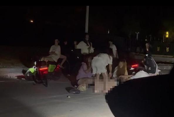 福州一女性夜间当街遭多人殴打扒衣，路人称围殴人群中疑有学生！当地回应（视频/组图） - 1