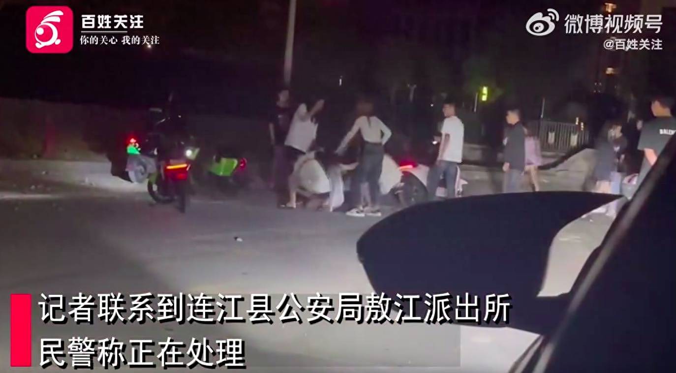 福州一女性夜间当街遭多人殴打扒衣，路人称围殴人群中疑有学生！当地回应（视频/组图） - 3