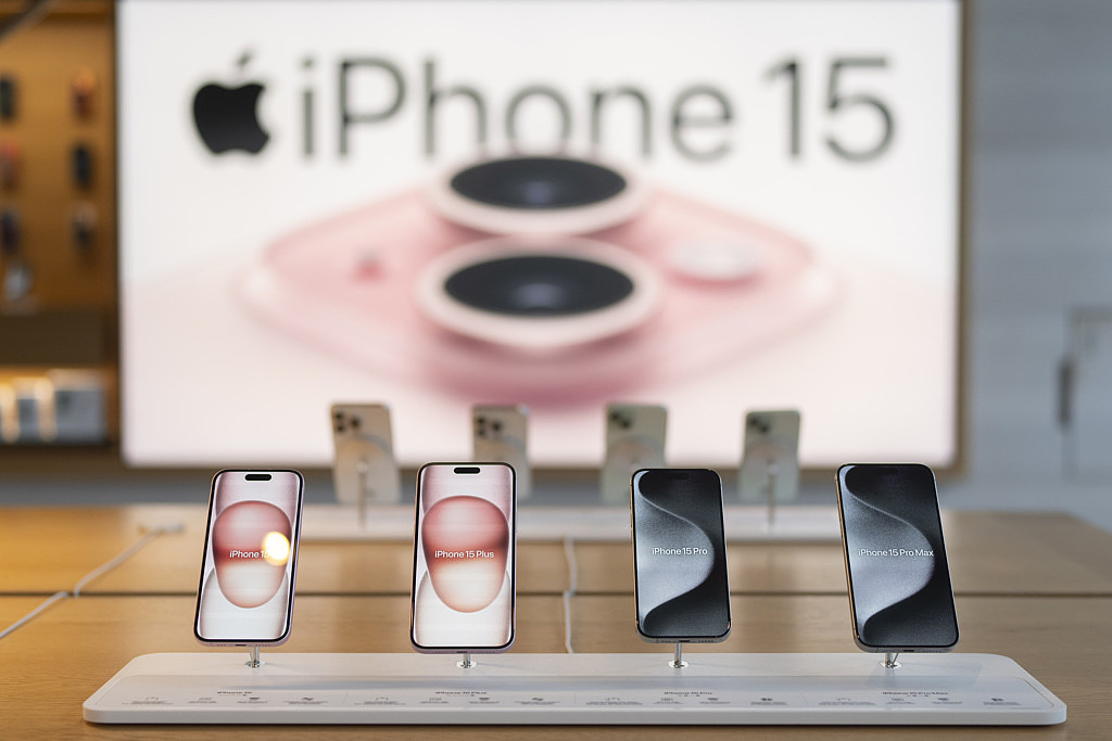 首批iPhone 15 Pro曝大量瑕疵：过热、刮痕、掉色、边缘未对齐（图） - 1