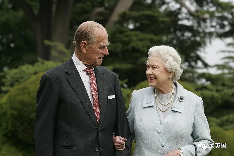 王室专家爆：英女王或死于'心碎'！菲利普走后她就像变了个人，临终前还被哈里放了鸽子…（组图） - 8