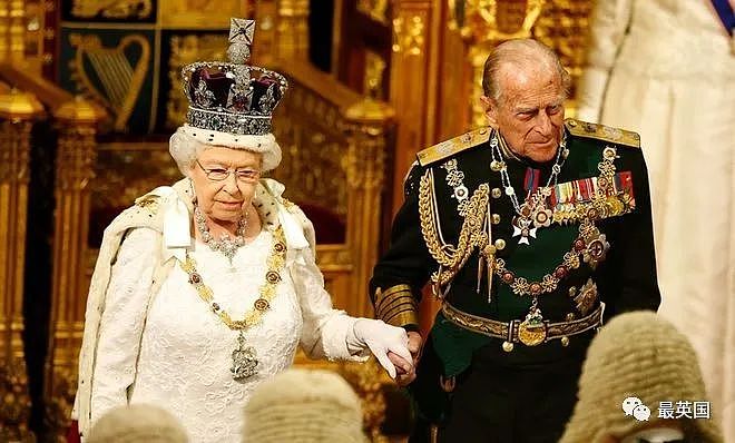 王室专家爆：英女王或死于'心碎'！菲利普走后她就像变了个人，临终前还被哈里放了鸽子…（组图） - 11