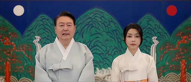 韩总统夫妇中秋献祝福，却满屏丧葬风：哭丧硅胶脸抢镜（组图） - 3