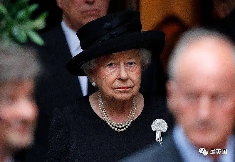 王室专家爆：英女王或死于'心碎'！菲利普走后她就像变了个人，临终前还被哈里放了鸽子…（组图） - 7