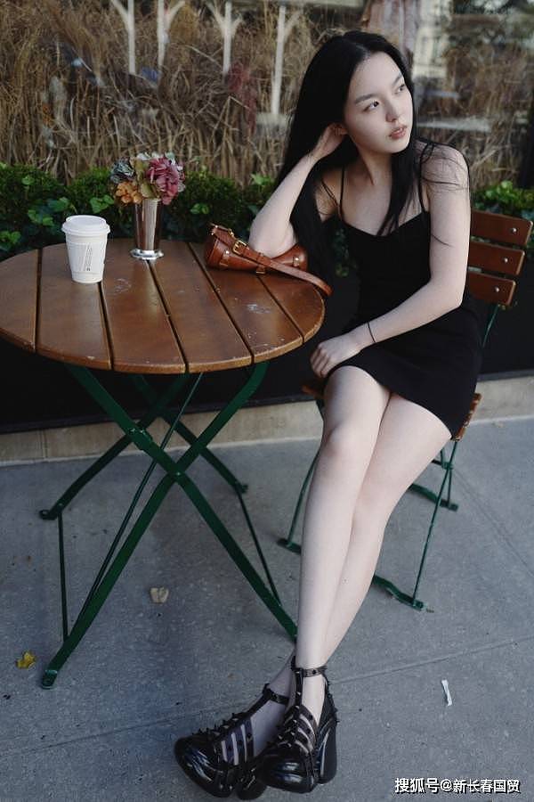 李咏21岁女儿中秋节晒近照，身穿吊带大秀性感好身材（组图） - 1