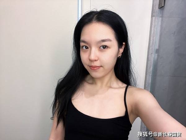 李咏21岁女儿中秋节晒近照，身穿吊带大秀性感好身材（组图） - 5
