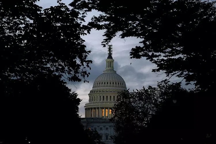 美国众议院投票通过一项为期45天的短期支出法案（组图） - 1