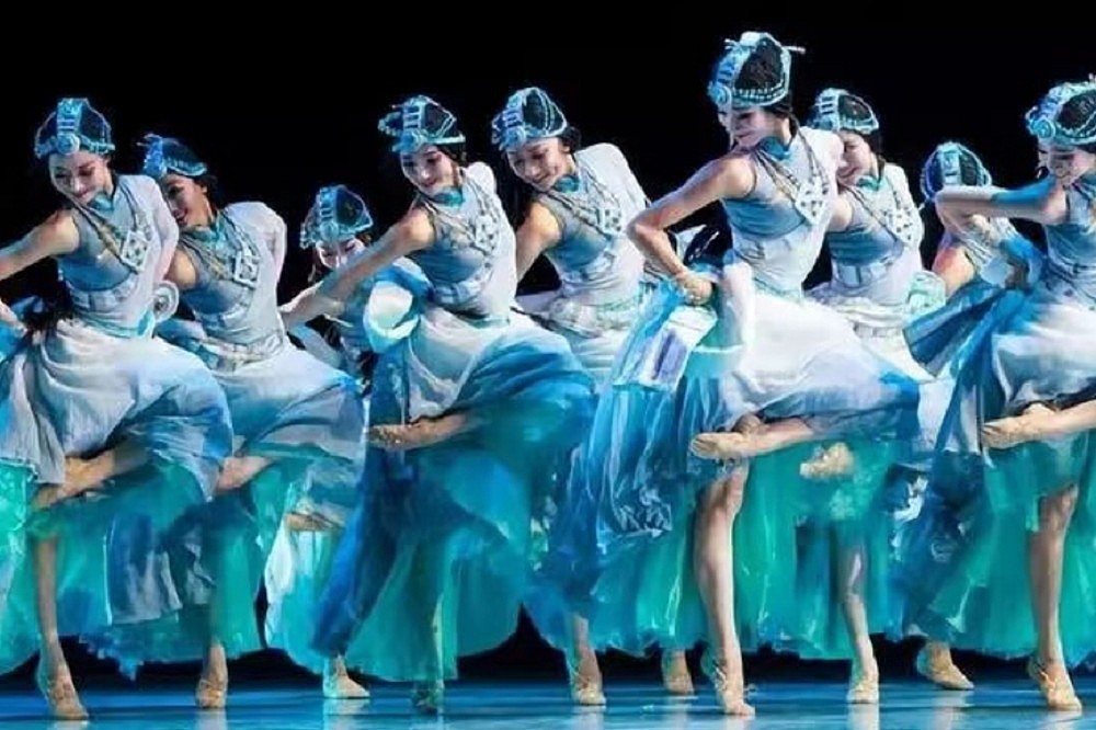 中国恒大跨界搞歌舞团！成员长腿高颜值引网友热议（视频/组图） - 1