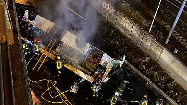 惨不忍睹！威尼斯巴士高桥坠落并起火，车上多名外国游客，已造成21人死亡，竟然还有…（组图） - 5