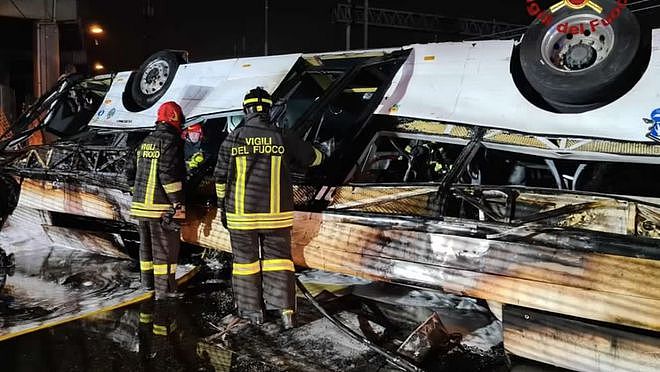 惨不忍睹！威尼斯巴士高桥坠落并起火，车上多名外国游客，已造成21人死亡，竟然还有…（组图） - 8