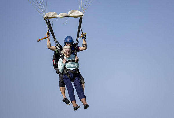 美104岁阿嬷高空跳伞破世界纪录！跳下1.3万英尺超猛影片曝光（视频/组图） - 2