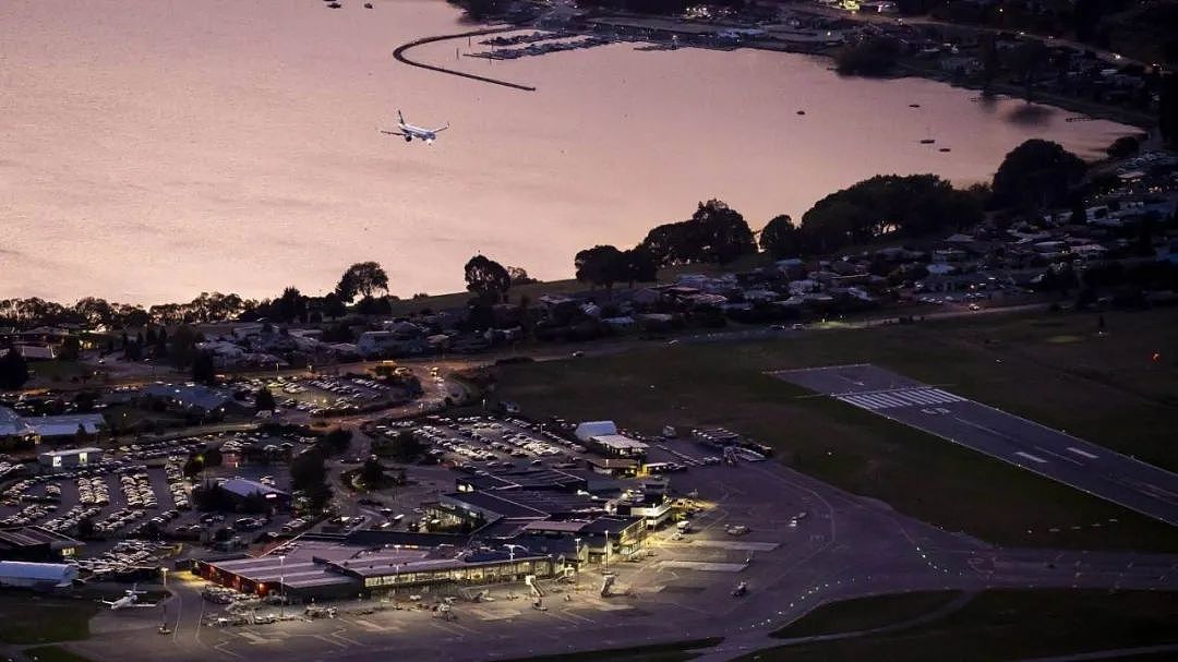 奥克兰CBD突发枪击案，一人重伤，涉及成人场所；新西兰全国警报，患者曾坐飞机​参加活动接触学生；皇后镇机场紧急疏散疑似炸弹威胁 - 1