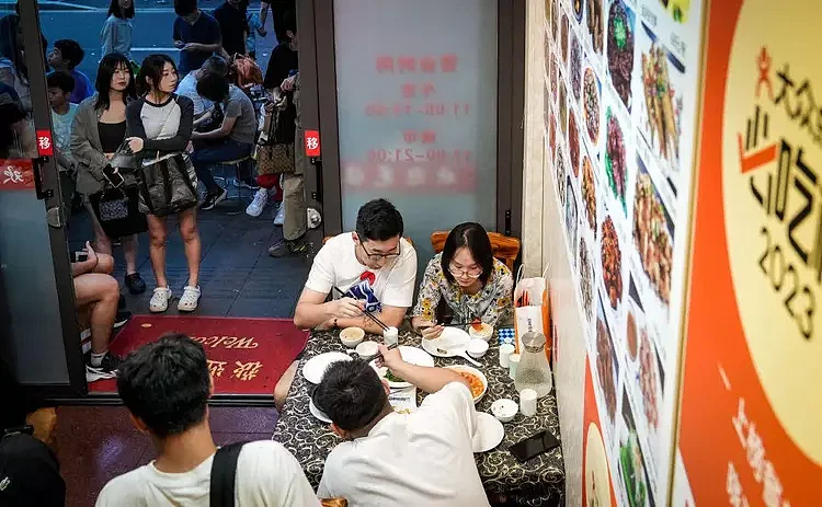 “排了6小时！”“前方还有100桌！”上海人又在排队了？包间天天爆满，商家来不及翻台（组图） - 6