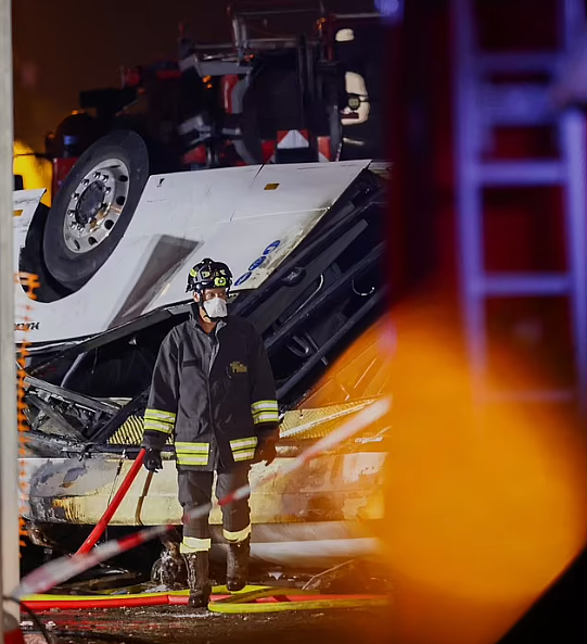 21死！客车坠落30米立交桥，砸中电线起火爆炸，遍地焦尸！旅巴事故在澳屡见不鲜（组图） - 8