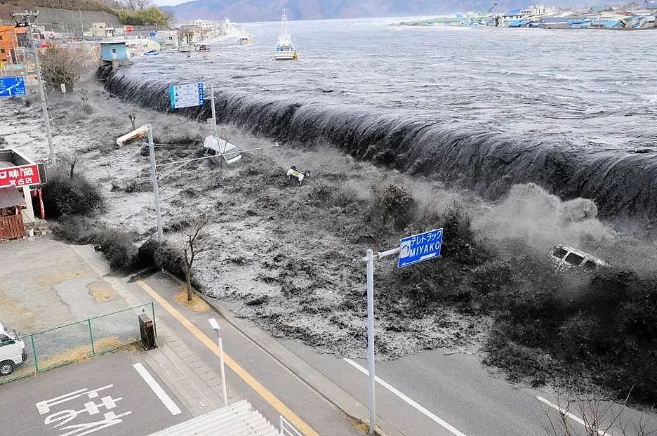 日本第二轮核污水排海启动！突发6.6级地震，引发海啸！火山喷发，海水变色（组图） - 6