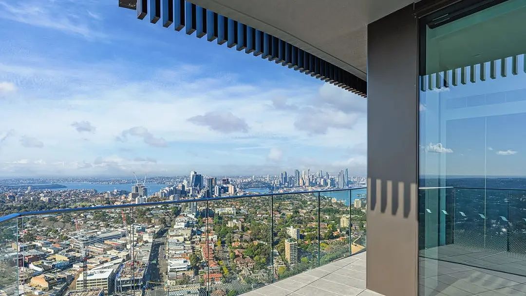 $1100万！悉尼北岸St Leonards标志性塔楼The Landmark一套四室顶层公寓高价售出（组图） - 5