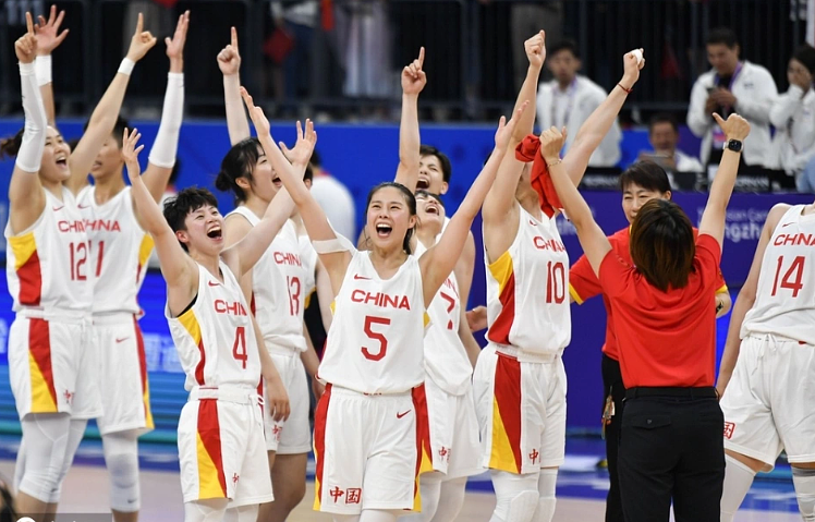 王思雨终场前9秒准绝杀！中国女篮2分险胜日本！亚运第7次夺冠（视频/组图） - 1