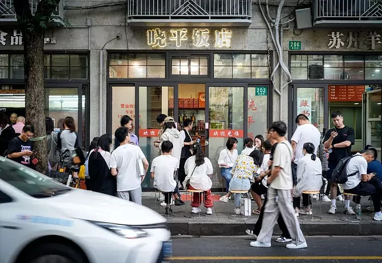 “排了6小时！”“前方还有100桌！”上海人又在排队了？包间天天爆满，商家来不及翻台（组图） - 7