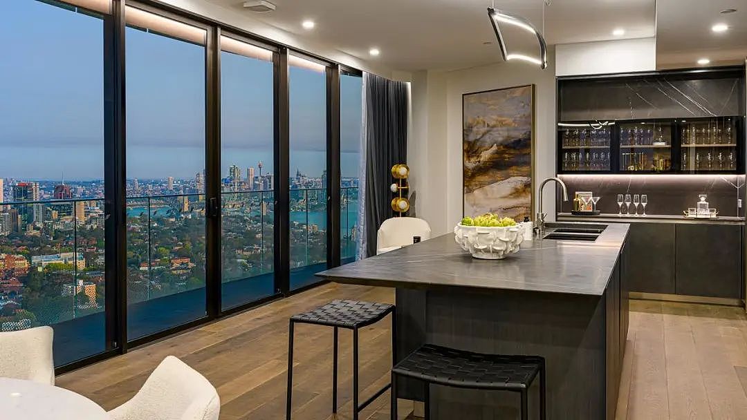 $1100万！悉尼北岸St Leonards标志性塔楼The Landmark一套四室顶层公寓高价售出（组图） - 1