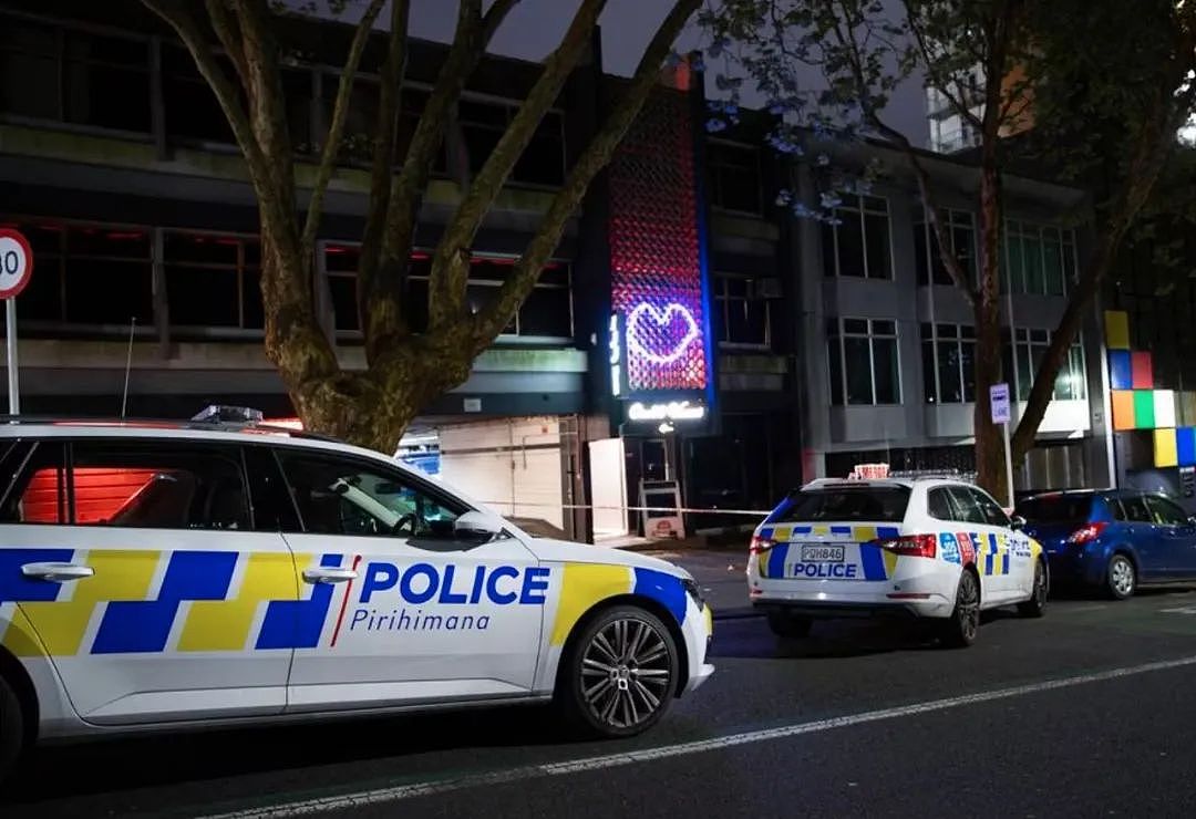 奥克兰CBD突发枪击案，一人重伤，涉及成人场所；新西兰全国警报，患者曾坐飞机​参加活动接触学生；皇后镇机场紧急疏散疑似炸弹威胁 - 11