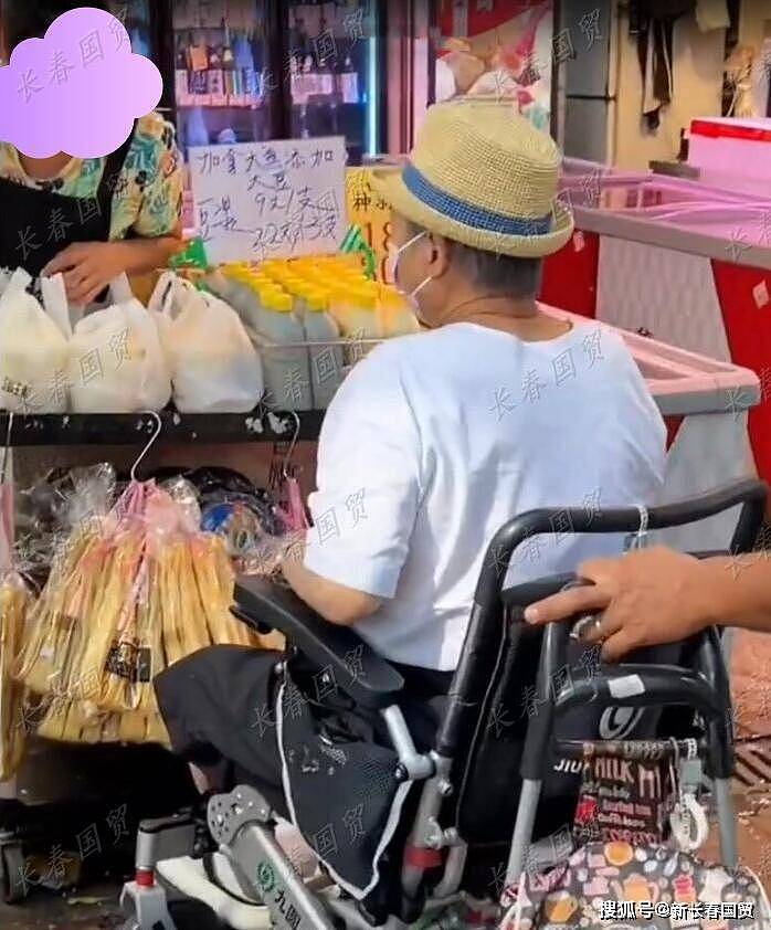 洪金宝坐轮椅现身菜市场买菜，73岁的他变成这样了（组图） - 1