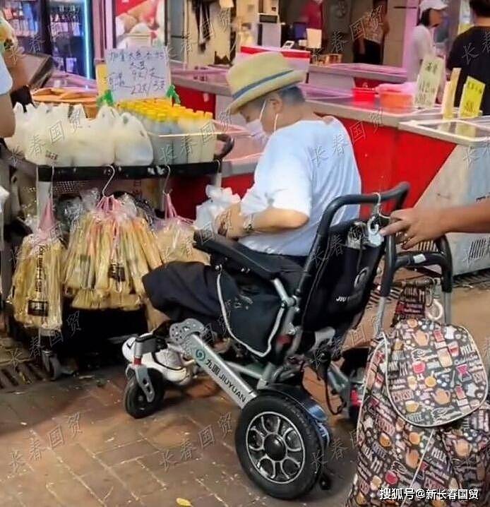 洪金宝坐轮椅现身菜市场买菜，73岁的他变成这样了（组图） - 3