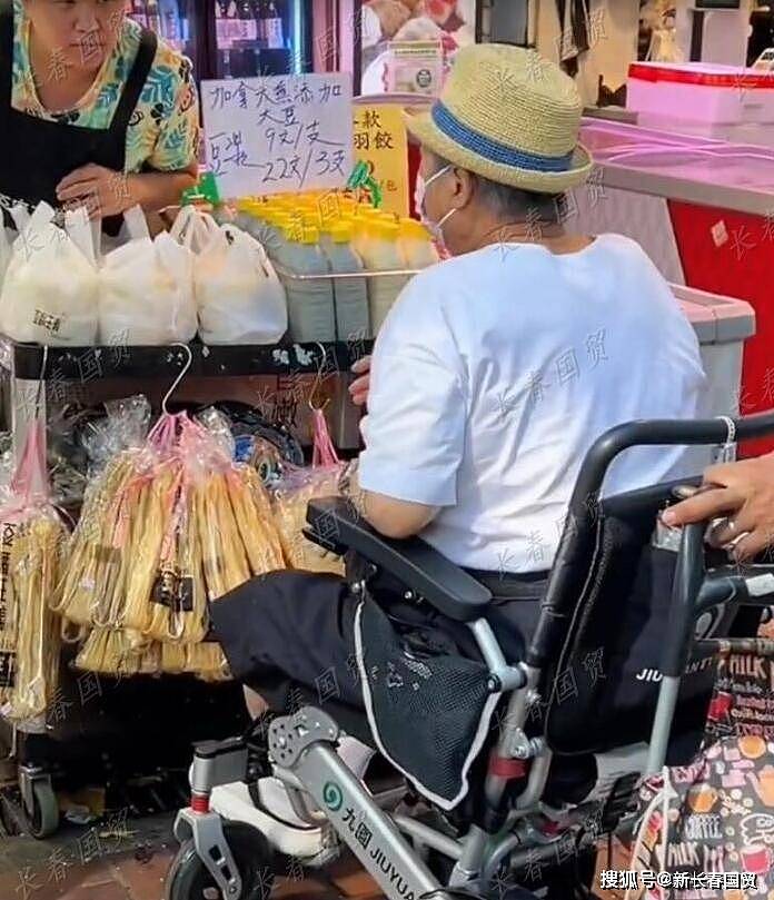 洪金宝坐轮椅现身菜市场买菜，73岁的他变成这样了（组图） - 2