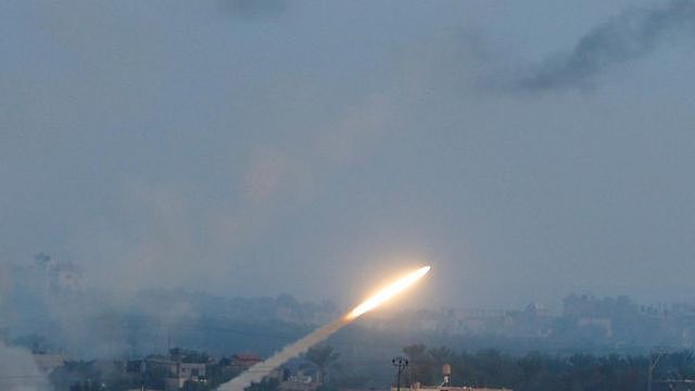 以巴冲突：哈马斯发动突袭后，以军战机空袭加沙试图完全控制领土（组图） - 7