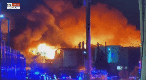 珀斯化工厂突发大爆炸，35公里外有震感！有毒烟雾正在蔓延，多地居民受影响，部分路段关闭...（组图） - 1