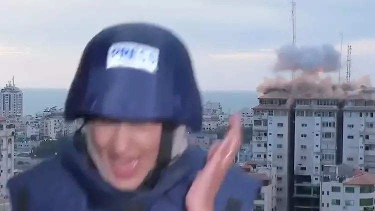 惊险一幕！外国女记者直播时，身后大楼被以军战机夷为平地（视频/组图） - 2