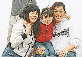 TVB老戏骨直播间招婿，与20岁女儿对嘴亲吻行为出格，直言这是父女日常（组图） - 17