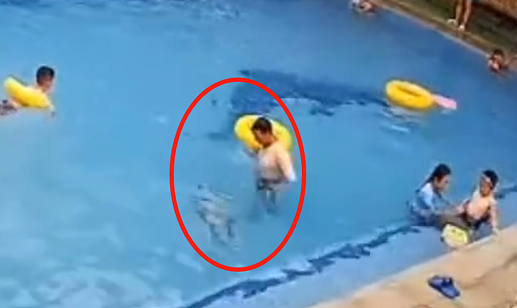 四川7岁男童游泳池溺亡，身旁男子袖手旁观长达6分钟：他为什么见死不救（组图） - 1