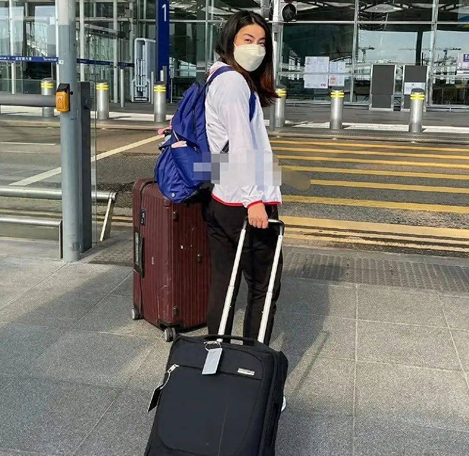 郭晶晶霍启刚现身韩国机场，身穿万元高奢外套，反被称赞太低调（组图） - 19