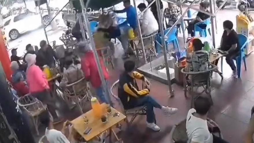 四川宜宾一女子称在茶馆遭多人围殴！当地派出所：接报后有出警（视频/图） - 1