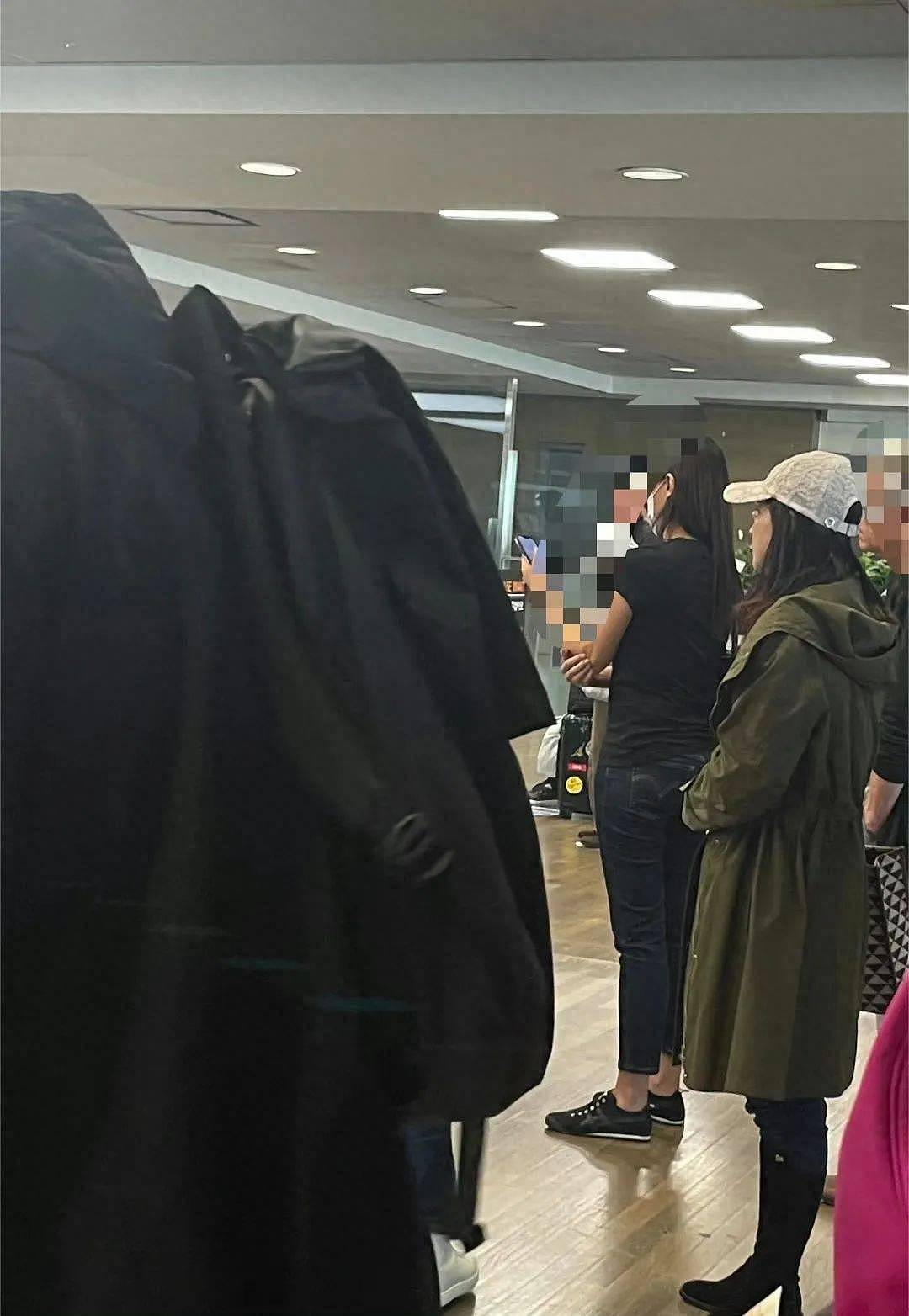郭晶晶霍启刚现身韩国机场，身穿万元高奢外套，反被称赞太低调（组图） - 5