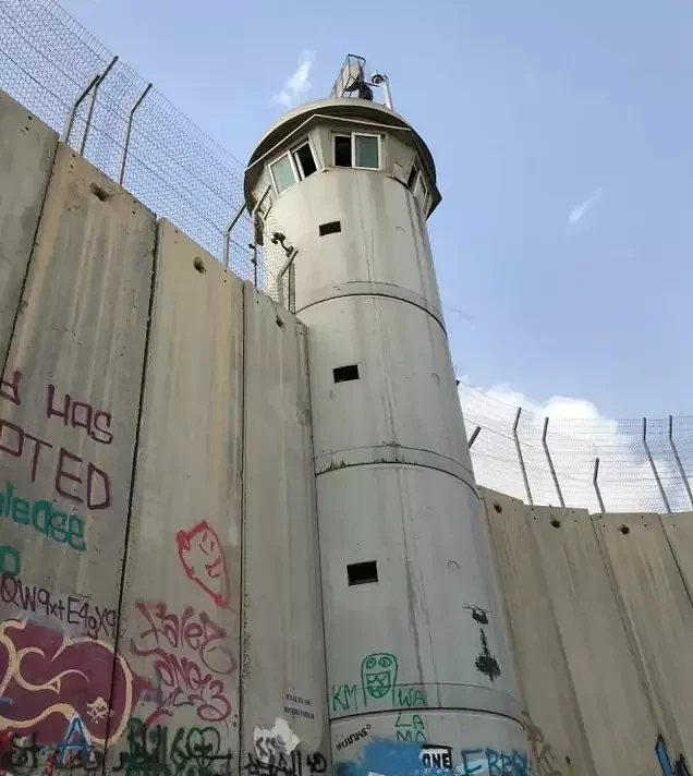 以色列修建的加沙“隔离墙”：每几十米一个机枪瞭望塔，被中国游客写上“拆”（视频/组图） - 1