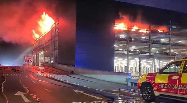 伦敦机场深夜恶火！火舌吞没停车场燃烧倒塌，所有航班暂停（视频/图） - 1