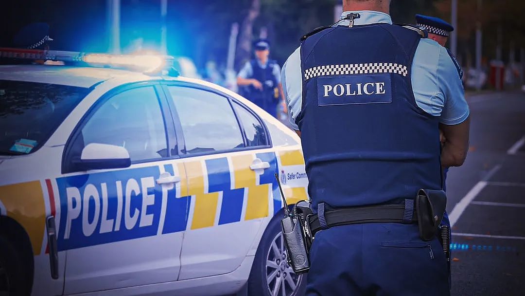 新西兰渣男被判13年监禁！监控勒索性侵伴侣，全家有组织盗窃，母亲朝警察开枪​掩护儿子逃跑（组图） - 4