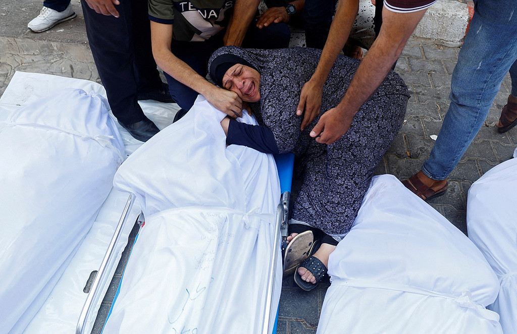 目睹加萨医院惨况，BBC记者鼻酸跪地，摄影师见这一幕喷泪（视频/组图） - 1