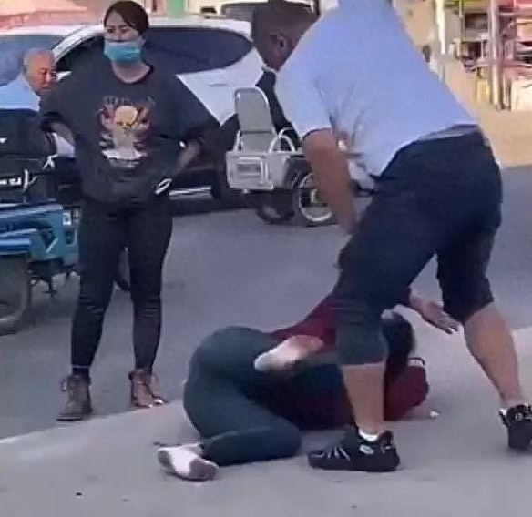 山东汉当街鞭打一女子长达8分钟，警方：女方涉诈骗，偶遇后被打（视频/组图） - 3