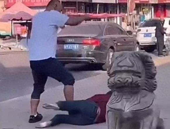 山东汉当街鞭打一女子长达8分钟，警方：女方涉诈骗，偶遇后被打（视频/组图） - 2