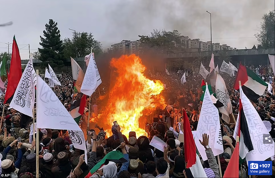 全球20国集体爆发大规模游行！焚烧国旗，与警方冲突，混乱开始在蔓延（组图） - 25