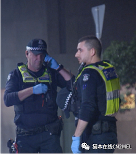 大量警察驻守墨尔本City火车站！“Teenager出来捅人了”（组图） - 4